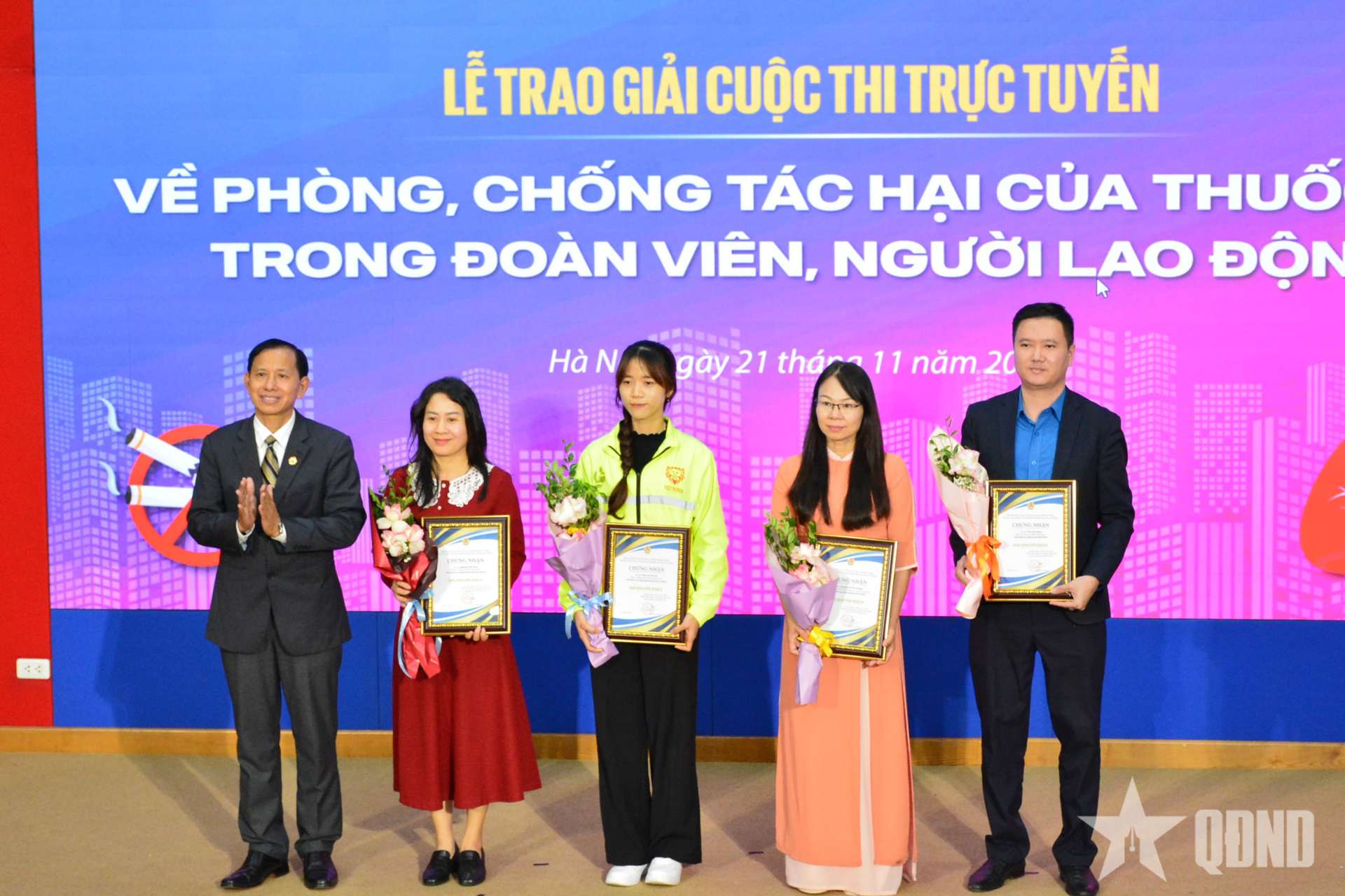 Tổng Liên đoàn Lao động Việt Nam trao giải cuộc thi viết “Vòng tay Công đoàn”